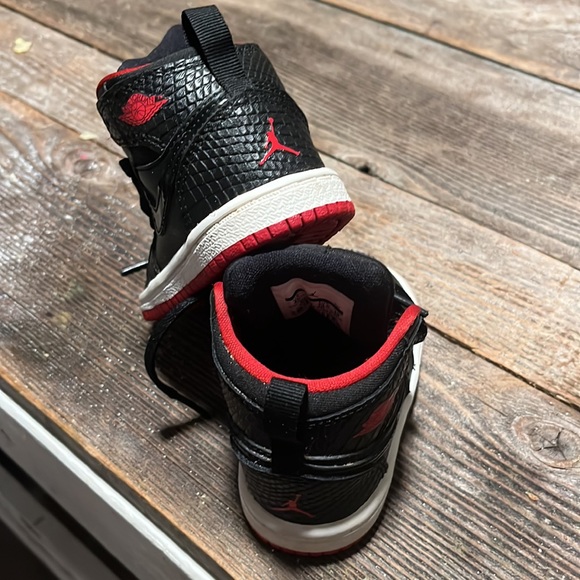 Super clean Black and Red Jordans 4c - Picture 3 of 5